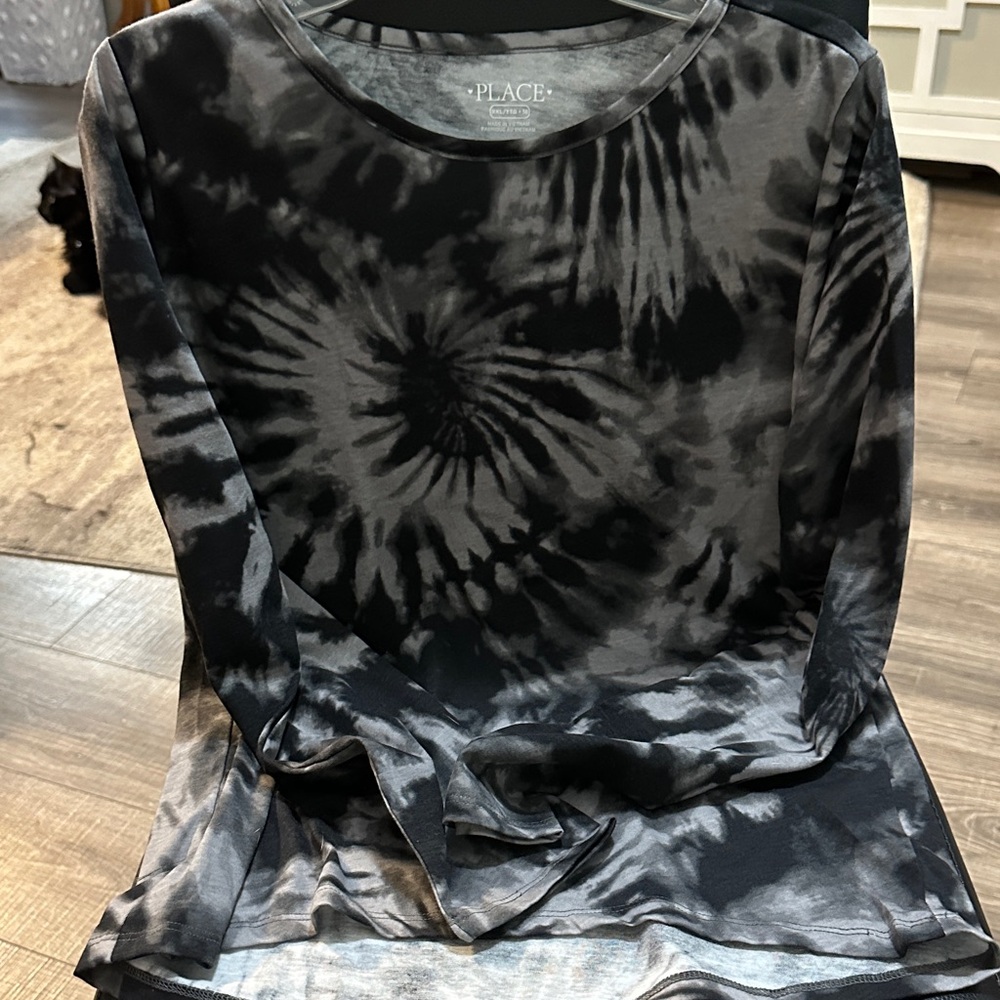PLACE Women's Gray and Black Tie-Dye Long Sleeve Top